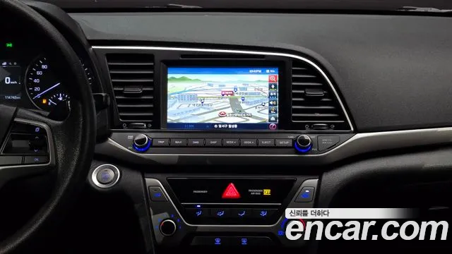 Hyundai AVANTE 2017 — фото 15