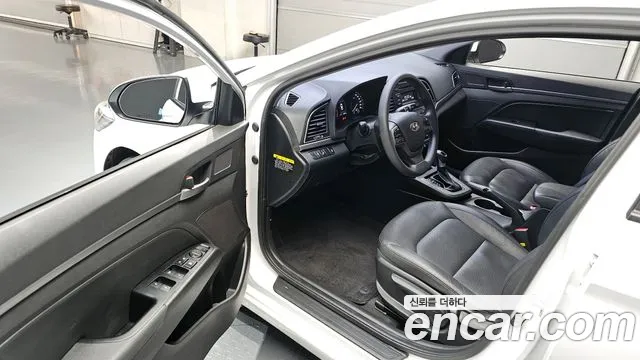 Hyundai AVANTE 2018 — фото 10