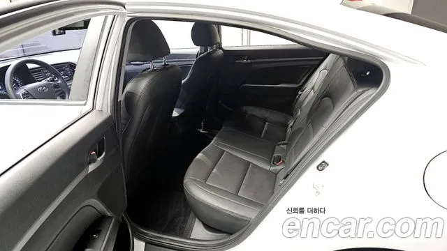 Hyundai AVANTE 2018 — фото 11