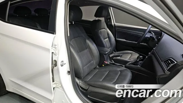 Hyundai AVANTE 2018 — фото 12