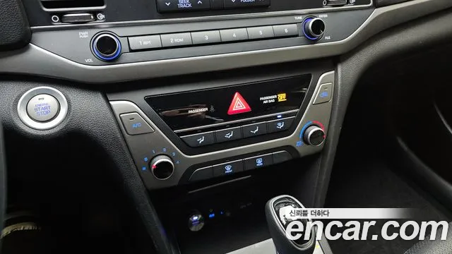 Hyundai AVANTE 2018 — фото 18