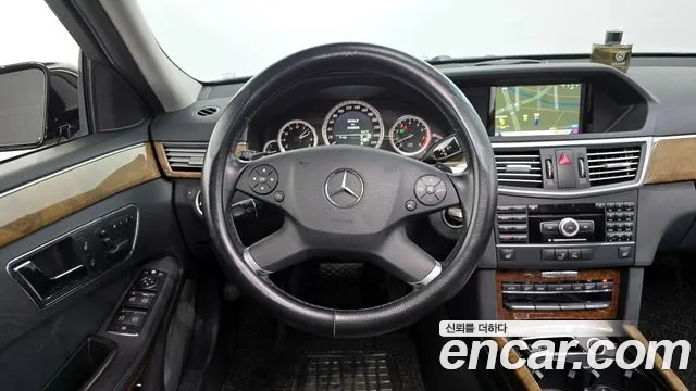 Mercedes-Benz E-Class 2011 — фото 13
