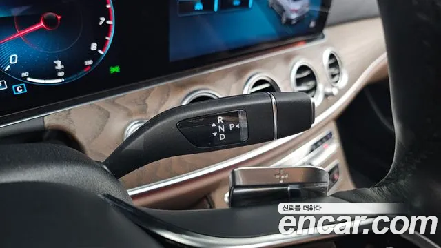 Mercedes-Benz E-Class 2022 — фото 9