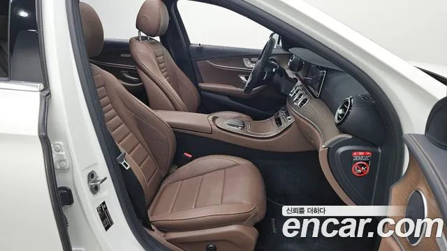 Mercedes-Benz E-Class 2022 — фото 11
