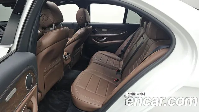 Mercedes-Benz E-Class 2022 — фото 12