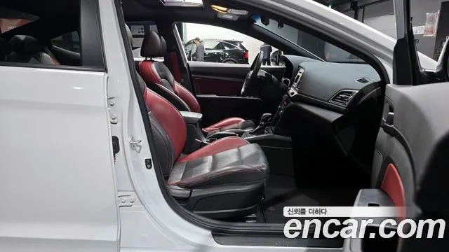 Hyundai AVANTE 2017 — фото 10