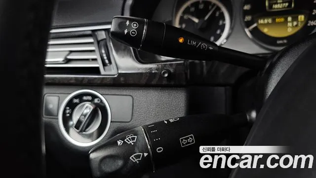 Mercedes-Benz E-Class 2012 — фото 17