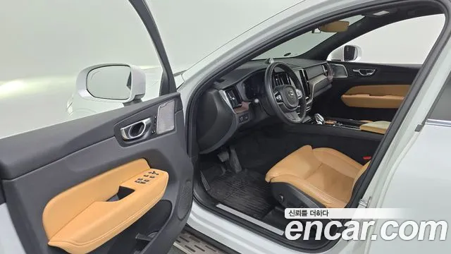Volvo XC60 2022 — фото 10