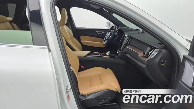 Volvo XC60 2022 — фото 11