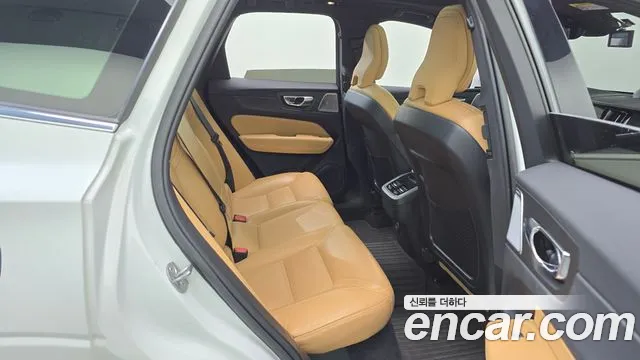 Volvo XC60 2022 — фото 12