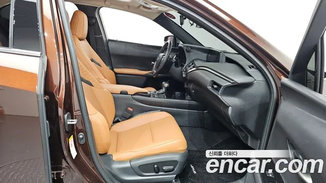 Lexus UX 2019 — фото 11