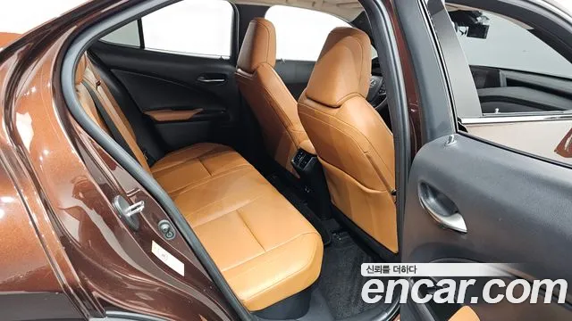 Lexus UX 2019 — фото 12