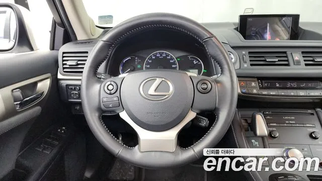 Lexus CT200h 2018 — фото 12