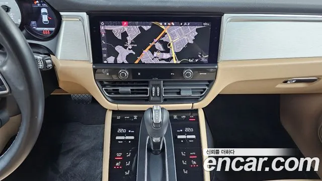 Porsche Macan 2022 — фото 16