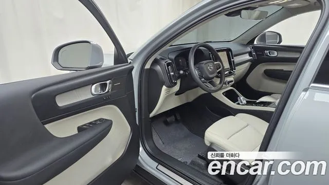 Volvo XC40 2025 — фото 10