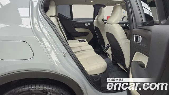 Volvo XC40 2025 — фото 12