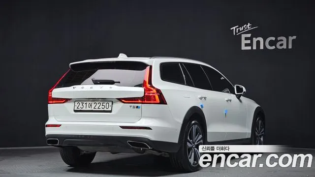 Volvo V60 2020 — фото 2