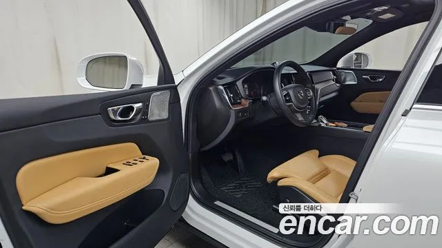 Volvo XC60 2021 — фото 10