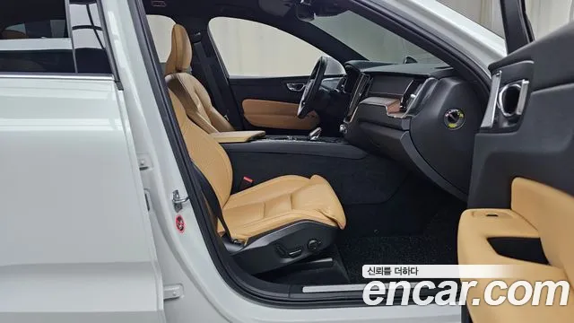 Volvo XC60 2021 — фото 11