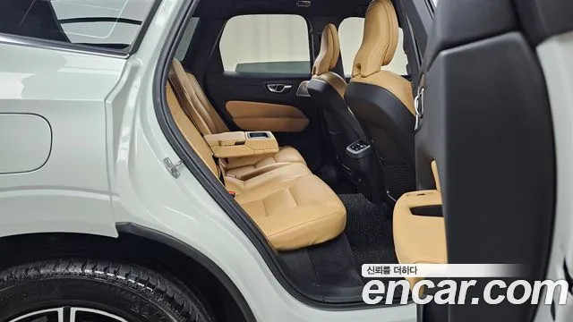 Volvo XC60 2021 — фото 12