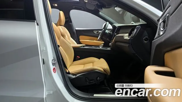 Volvo XC60 2021 — фото 10