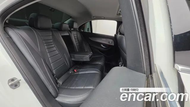 Mercedes-Benz E-Class 2019 — фото 19