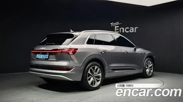 Audi e-tron 2020 — фото 2