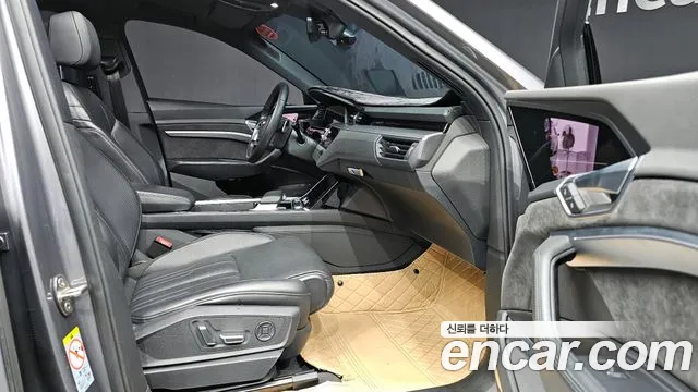Audi e-tron 2020 — фото 10