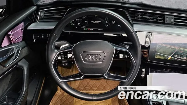 Audi e-tron 2020 — фото 13