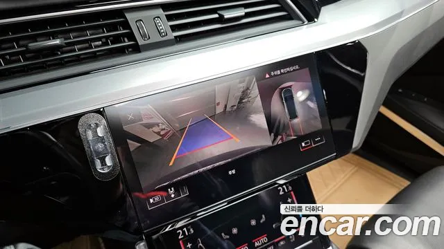 Audi e-tron 2020 — фото 15