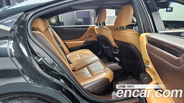 Lexus ES 2021 — фото 12