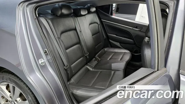 Hyundai AVANTE 2016 — фото 12