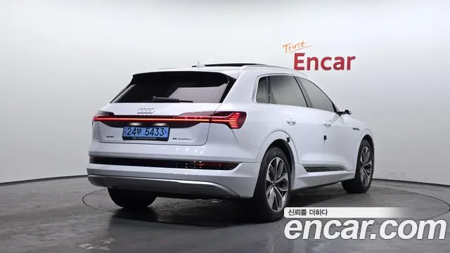 Audi e-tron 2021 — фото 2