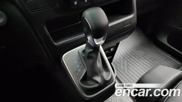 Hyundai Staria 2025 — фото 9