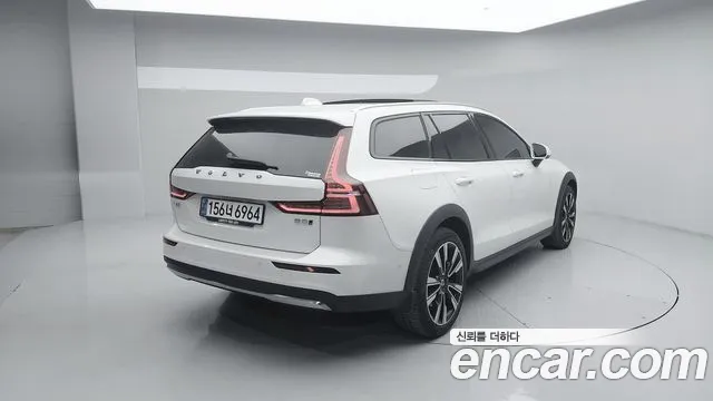 Volvo V60 2024 — фото 2