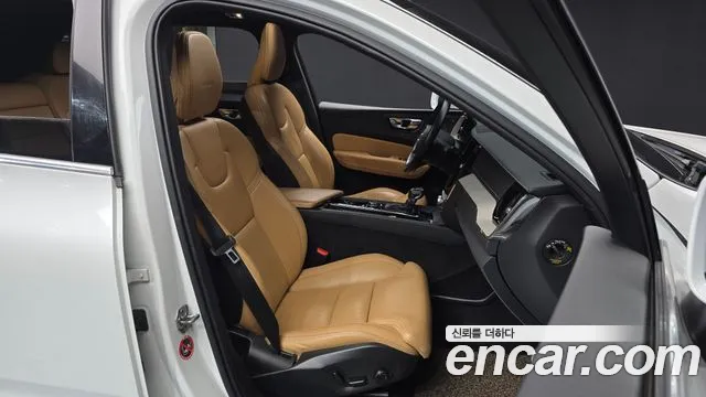 Volvo XC60 2019 — фото 10