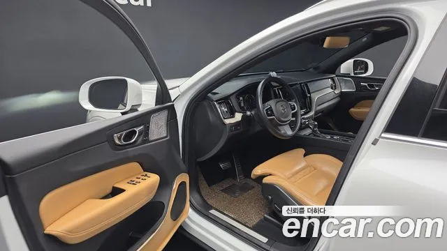 Volvo XC60 2019 — фото 11