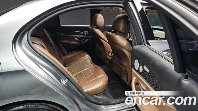 Mercedes-Benz E-Class 2019 — фото 11