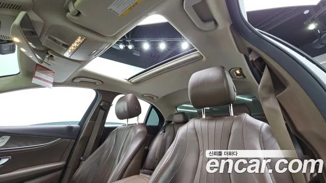 Mercedes-Benz E-Class 2017 — фото 18
