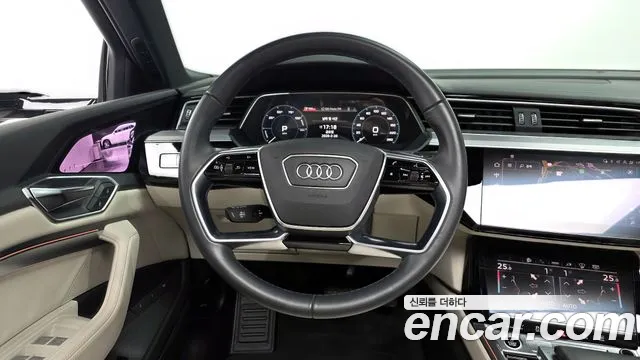 Audi e-tron 2023 — фото 13