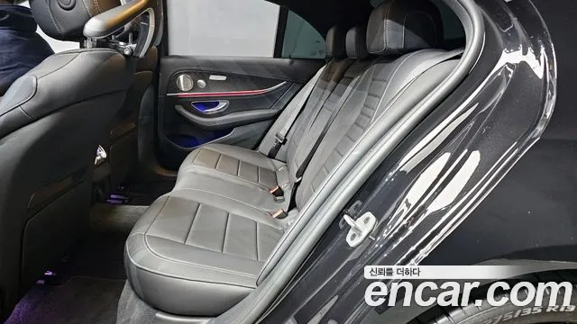 Mercedes-Benz E-Class 2023 — фото 12