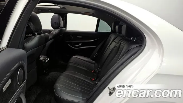 Mercedes-Benz E-Class 2020 — фото 12
