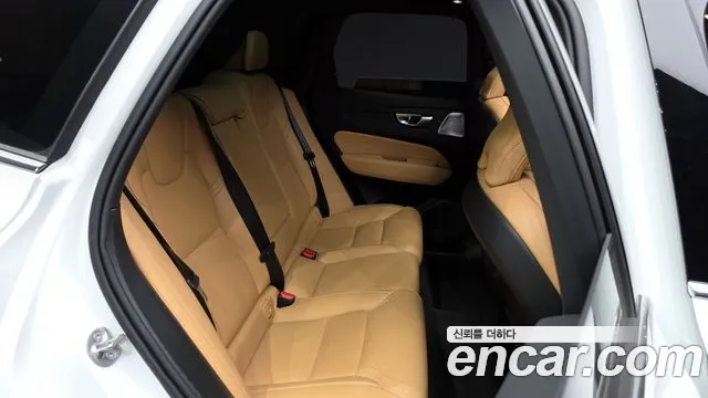 Volvo XC60 2025 — фото 12
