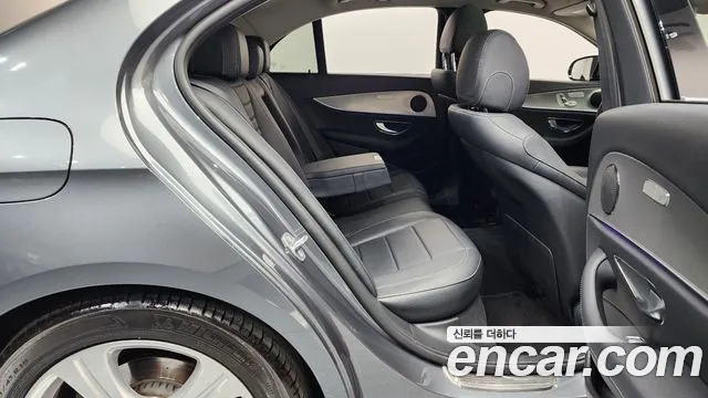 Mercedes-Benz E-Class 2018 — фото 12