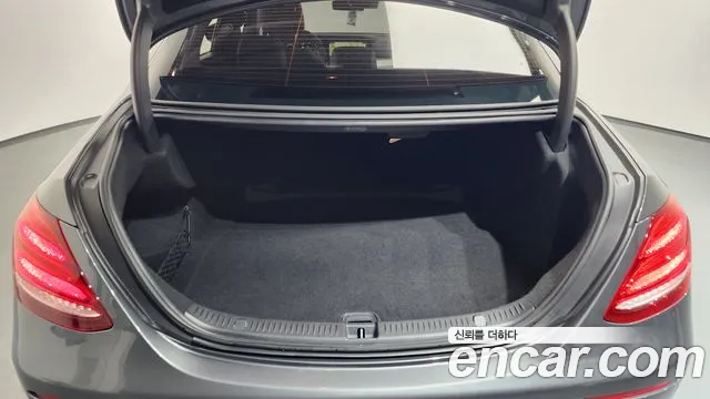 Mercedes-Benz E-Class 2018 — фото 20
