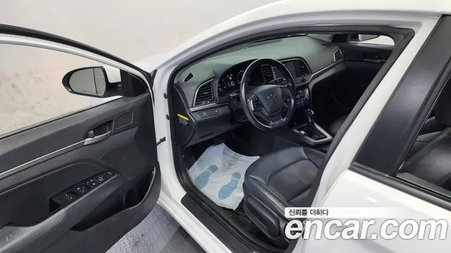 Hyundai AVANTE 2018 — фото 10