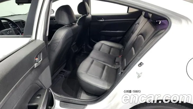 Hyundai AVANTE 2018 — фото 11