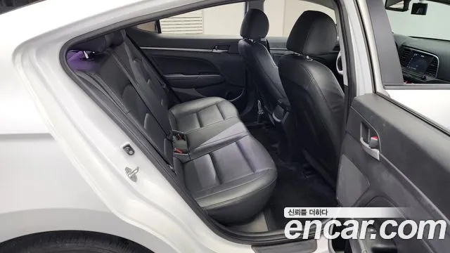 Hyundai AVANTE 2018 — фото 12