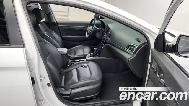 Hyundai AVANTE 2018 — фото 13