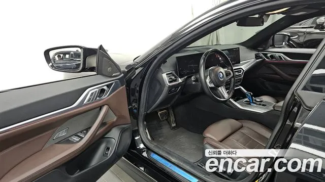 BMW i4 2023 — фото 10